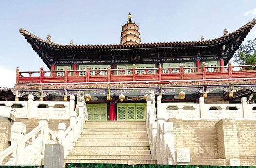 白塔寺閉門謝客，何時開放？管理處：白塔基礎出現(xiàn)病害圍擋施工，預計年底前完工