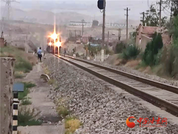 驚險(xiǎn)！火車來臨小男孩鐵路上玩耍 蘭鐵民警飛奔將其救下