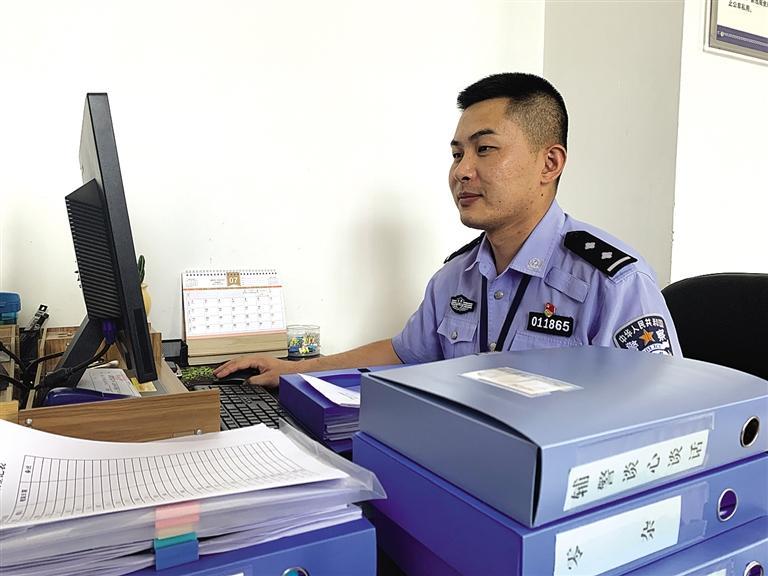 “身為黨員，就應(yīng)該第一個往前沖”