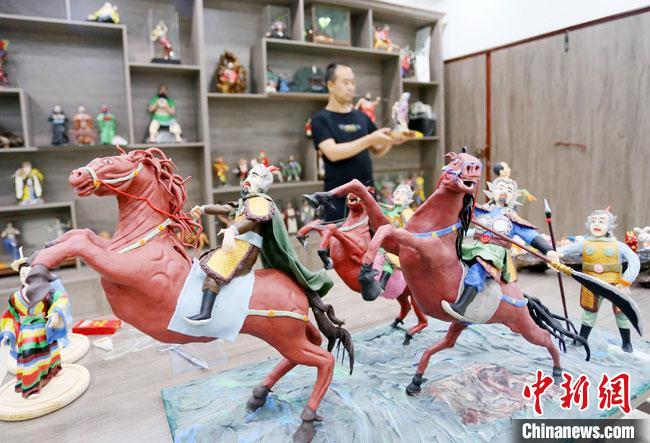 安秋平是成州面塑第五代傳承人，也是當(dāng)?shù)匚ㄒ粓?jiān)守面塑制作的人。　高展 攝