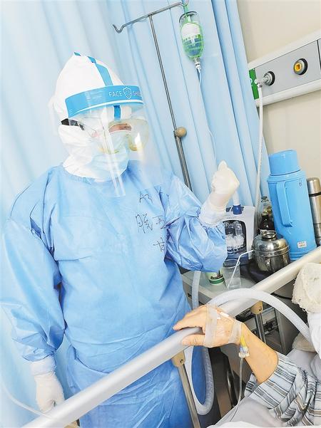 白衣天使 逆風(fēng)綻放——記第48屆南丁格爾獎(jiǎng)獲得者、慶陽(yáng)市人民醫(yī)院重癥監(jiān)護(hù)室護(hù)士長(zhǎng)脫亞莉