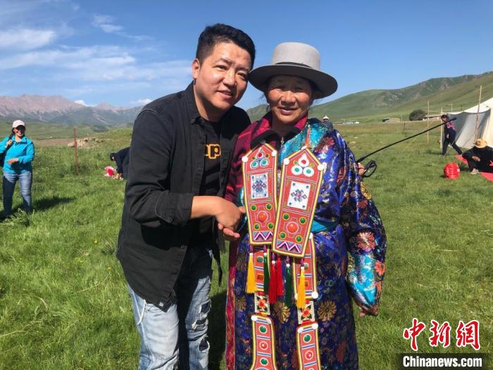 圖為拍攝紀錄片《西茂的婚禮》期間，張輝剛(左)與裕固族老人合影留念。(資料圖) 張輝剛供圖