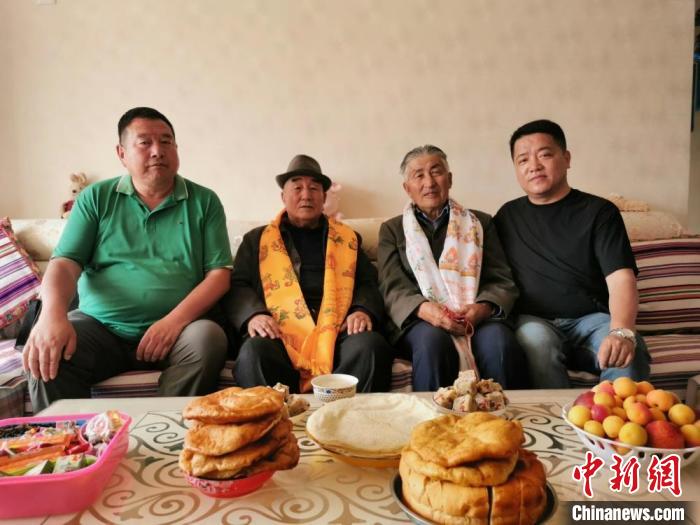 圖為張輝剛(右一)拜訪甘肅肅南縣裕固族德高望重的老人。(資料圖) 張輝剛供圖
