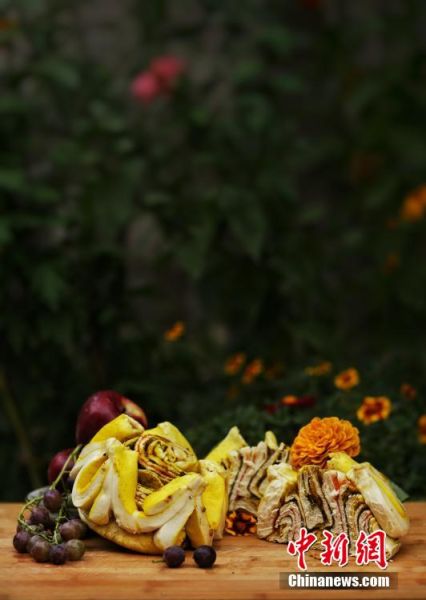 圖為做好的月餅，狀似玫瑰，切開后層層疊疊，色彩斑斕。張文 攝