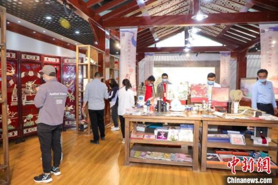 圖為甘肅“一會一節(jié)”期間，位于敦煌的天水市展館中，民眾觀賞文創(chuàng)產(chǎn)品?！「拭C省文化和旅游廳供圖
