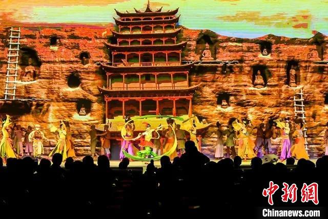 開幕式文藝展示“相約敦煌”，通過數(shù)字技術(shù)將莫高窟“搬到”演出現(xiàn)場。　甘肅省文化和旅游廳供圖