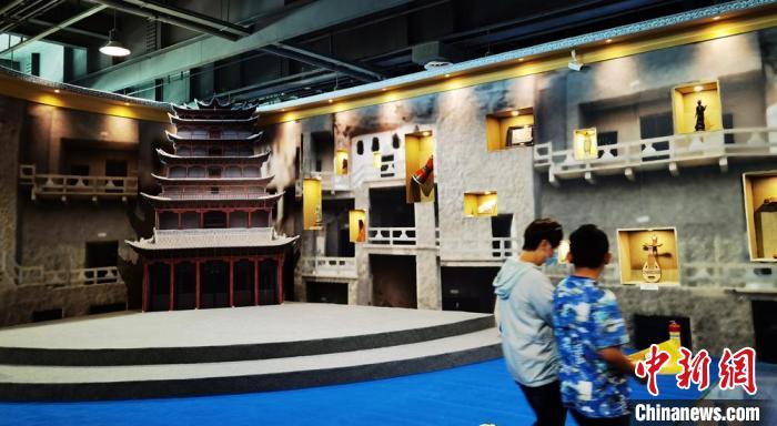 該展覽還借助科技手段，復(fù)原“藏經(jīng)洞”場(chǎng)景，將莫高窟“搬進(jìn)”展廳?！《∷?攝