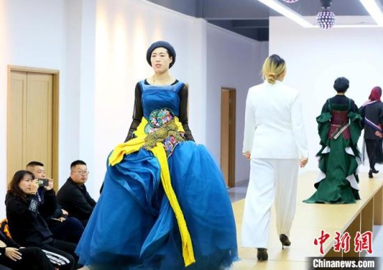 東鄉(xiāng)繡娘在T臺走秀?！「哒?攝