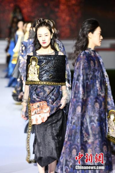 圖為敦煌服裝秀展示。 殷春永 攝