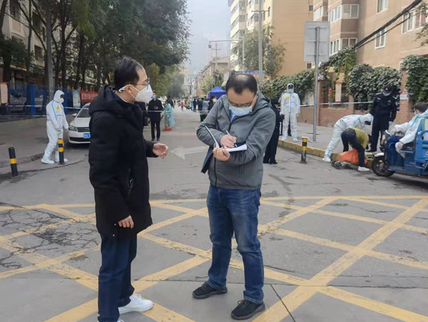 蘭州市紀(jì)委監(jiān)委干部下沉一線詳細詢問疫情防控情況。.jpg