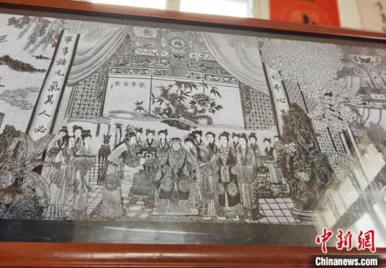 圖為陶世清的影雕作品?！钅?攝