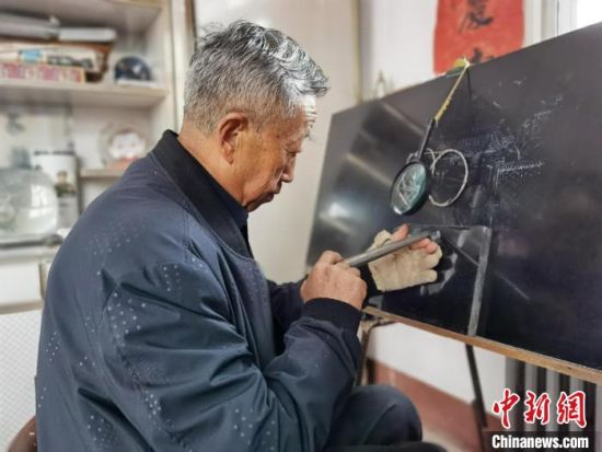 圖為陶世清在創(chuàng)作中?！钅?攝