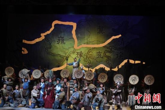 作為隴劇“梅花”，雷通霞在《大禹治水》中甘當(dāng)“綠葉”，該劇推出后，反響十分熱烈。(資料圖) 楊艷敏 攝