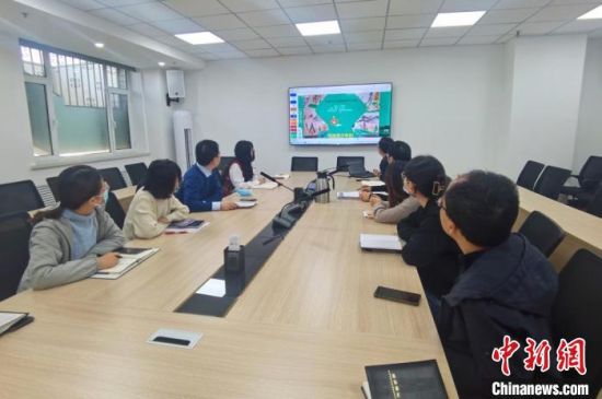 圖為甘肅教育出版社《寫給青少年的敦煌故事》叢書項目組，探討圖書封面設計?！￠Z姣 攝