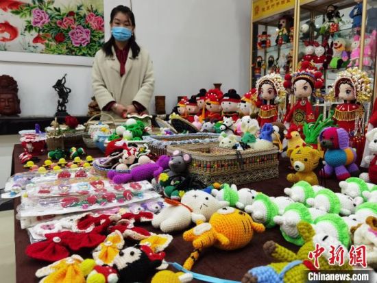 圖為隴原巧手展示手工藝品。(資料圖) 徐雪 攝