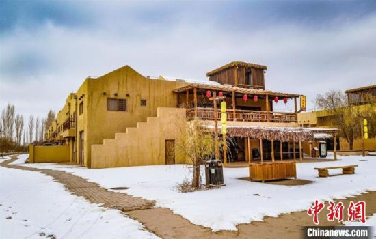 雪落敦煌月牙泉小鎮(zhèn)?！⊥醣筱y 攝