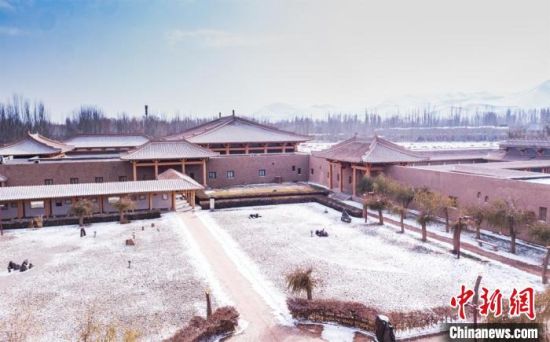 圖為雪落大漠古堡——敦煌山莊?！⊥醣筱y 攝