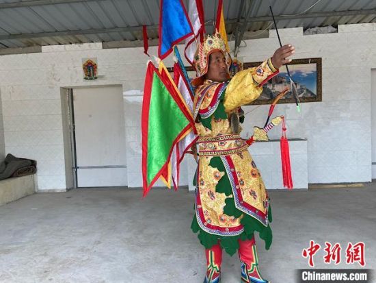 圖為完代才讓在外木村戲臺(tái)出演?！∷巫雨?攝