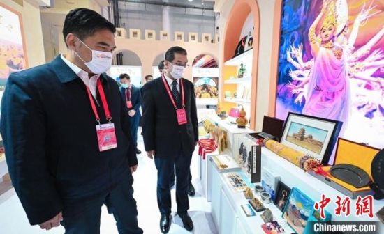 圖為甘肅省副省長(zhǎng)孫雪濤(左)與甘肅省文化和旅游廳廳長(zhǎng)陳衛(wèi)中(右)一同參觀“甘肅館”?！「拭C省文化和旅游廳供圖