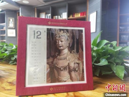 圖為徐晉林制作的敦煌題材的手工書《走進沙漠敦煌——莫高窟與藏書票藝術》，深受讀者喜愛?！￠Z姣 攝