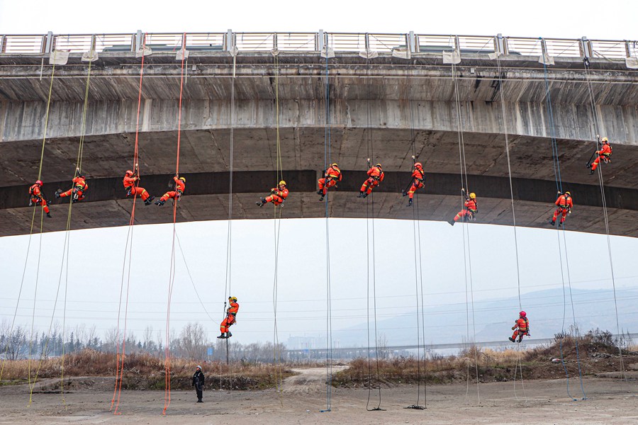 硬核！甘肅天水森林消防員百米高空練技能