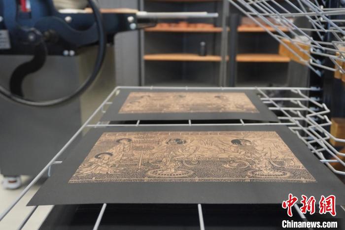 圖為徐晉林工作室制作的雕版敦煌壁畫印刷成品展示?！【琶赖┰?　攝