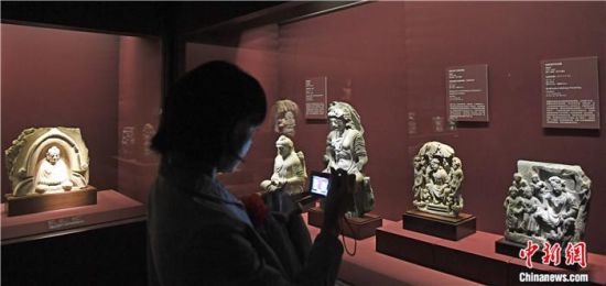 2018年8月，《平山郁夫的絲路世界——平山郁夫絲綢之路美術(shù)館文物展》在甘肅敦煌莫高窟開展。中新社記者 楊艷敏 攝