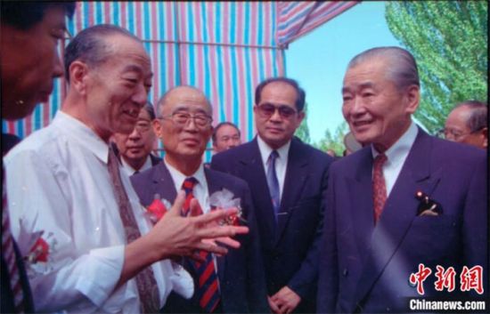 1994年8月，時(shí)任日本首相竹下登(右一)與時(shí)任敦煌研究院院長段文杰在莫高窟親切交談。中新社發(fā) 婁婕 供圖