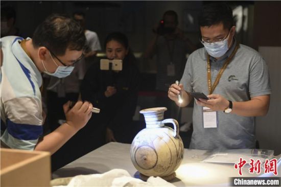 2020年6月，在長沙博物館舉行“從地中海到中國：絲路寶藏——平山郁夫絲綢之路美術(shù)館藏文物展”前，專家開箱鑒定文物。中新社記者 楊華峰 攝