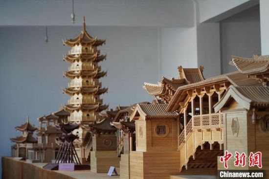 圖為古建筑模型制作技藝傳習(xí)所展廳內(nèi)的微縮古建筑作品。　九美旦增 　攝