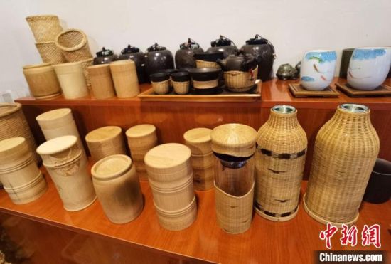 圖為展陳的一件件精致可愛的竹編農(nóng)具工藝品?！●T志軍 攝