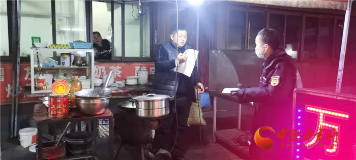 蘭州市榆中縣開(kāi)展規(guī)范夜市環(huán)境衛(wèi)生專(zhuān)項(xiàng)整治行動(dòng)