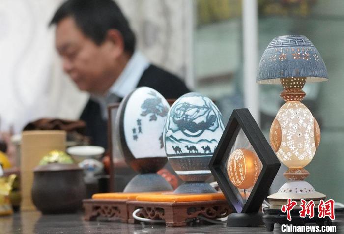 圖為吳義澤完成的蛋雕作品?！【琶赖ぴ?攝