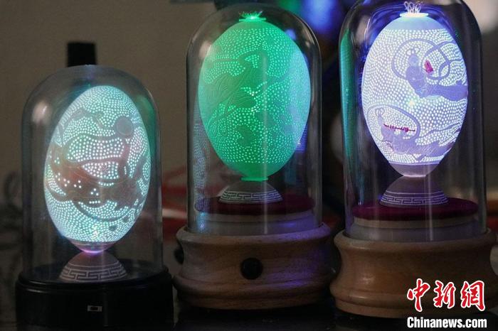 圖為以敦煌飛天為元素的蛋雕作品?！【琶赖ぴ?攝