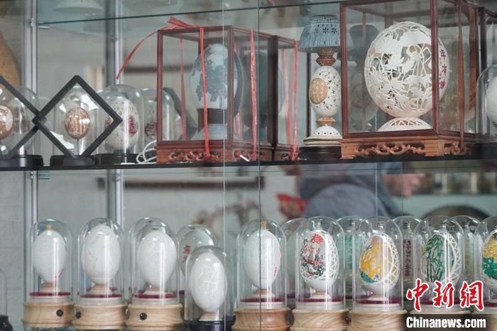 圖為吳義澤收藏柜內(nèi)的蛋雕作品?！【琶赖ぴ?攝