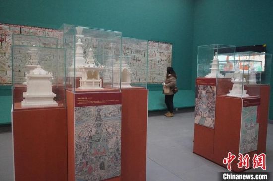 圖為觀眾欣賞數(shù)字復(fù)制壁畫(huà)?！【琶赖┰?攝