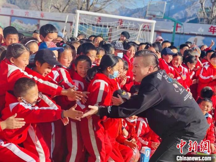 1月初，第五屆“街舞進(jìn)藏鄉(xiāng)”公益助學(xué)活動(dòng)在甘肅甘南結(jié)束，旨在讓藏族學(xué)子感受到街舞魅力。　陳善雄 攝