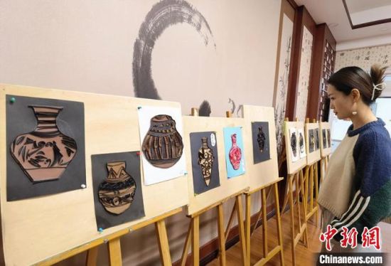 圖為學(xué)生用衍紙材料制作的彩陶紋飾?！⒂裉?攝