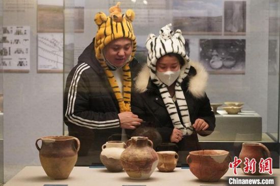 圖為市民戴虎頭帽在博物館內(nèi)參觀。九美旦增 攝