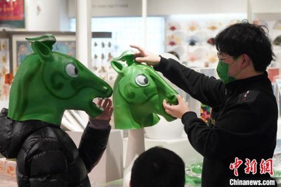 圖為“神馬來了”銅奔馬頭套?！【琶赖┰?攝