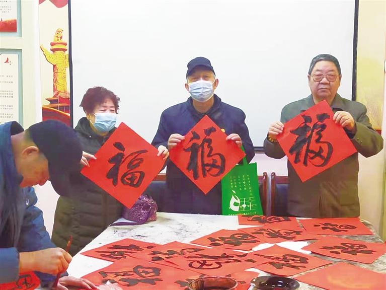 蘭州：“幸福敲門 新春送?！被顒忧榕f家