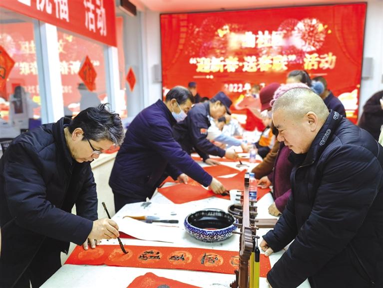 蘭州新區(qū)開展“墨香四溢送春聯(lián)·情暖文曲送祝?！被顒?>
        </a><em>蘭州新區(qū)開展“墨香四溢送春聯(lián)·情暖文曲送祝?！被顒?/em></li>
    <li><a  target=