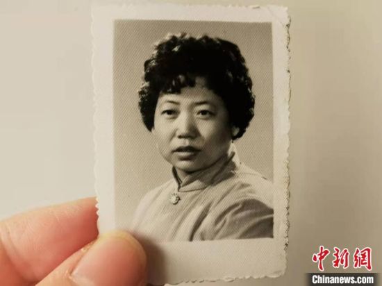圖為20世紀80年代，蘭州照相館拍攝的人物肖像照，如今仍然有很多人選擇拍攝這樣的照片留作紀念?！⊥跄劣?攝