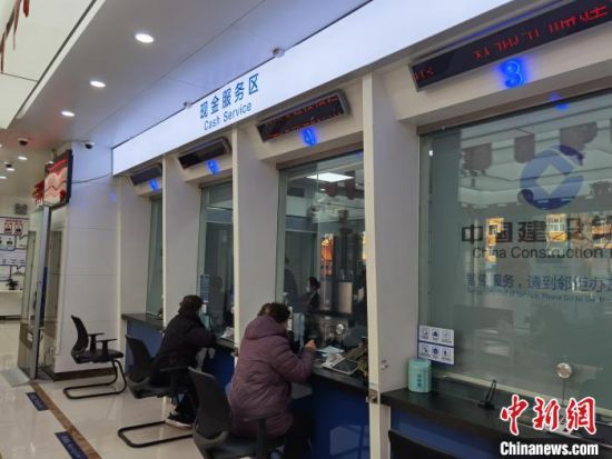 圖為蘭州市民在銀行兌換新鈔。　徐雪 攝