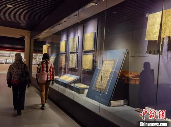 圖為蘭州市民參觀博物館展品。　徐雪 攝