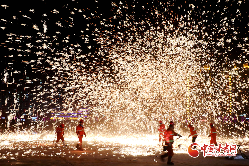 【隴拍客】炫彩奪目！非遺絕技永靖王氏“打鐵花”綻放夜空引關(guān)注