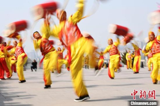 2019年2月19日，演員在黃河岸邊的蘭州水車(chē)博覽園內(nèi)進(jìn)行太平鼓表演，歡慶元宵佳節(jié)。(資料圖) 　楊艷敏 攝