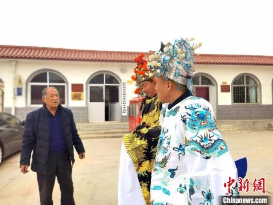 圖為69歲的“苦水高高蹺”國(guó)家級(jí)傳承人巨海全(左一)，叮囑徒弟們高高蹺練習(xí)技巧要領(lǐng)?！￠Z姣 攝