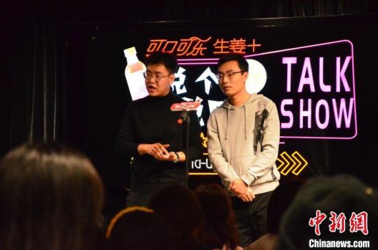 圖為脫口秀演員搭檔表演?！钅?攝