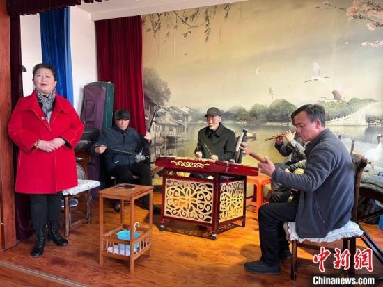 圖為蘭州鼓子表演者王常玉登臺演唱，她是這項入列國家級非物質(zhì)文化遺產(chǎn)的曲藝表演者中，為數(shù)不多的女演員?！堨下?攝